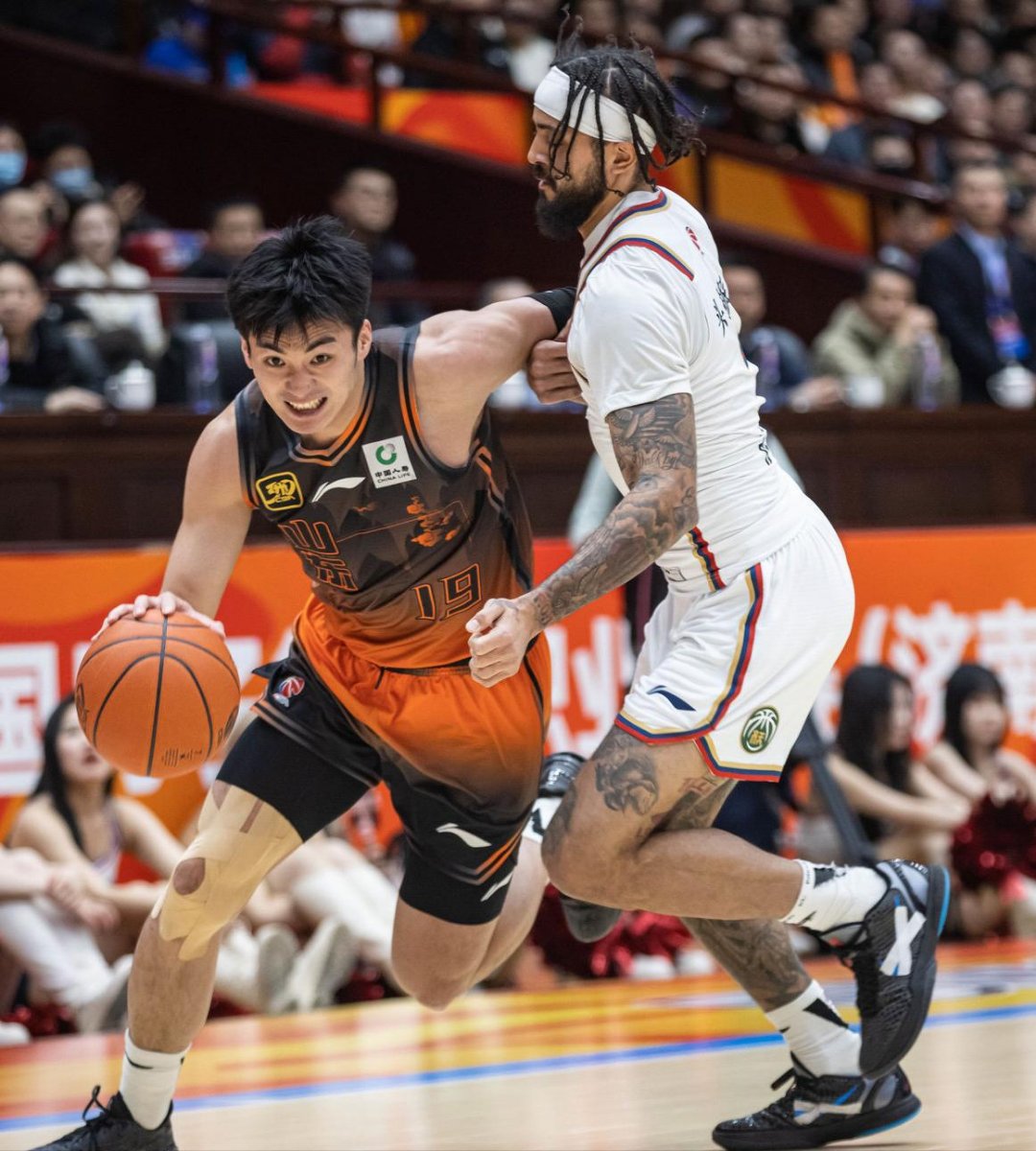 CBA季后赛赛程吃紧，曼城今晚回应争议，态度坚定，团队化学反应显著的简单介绍